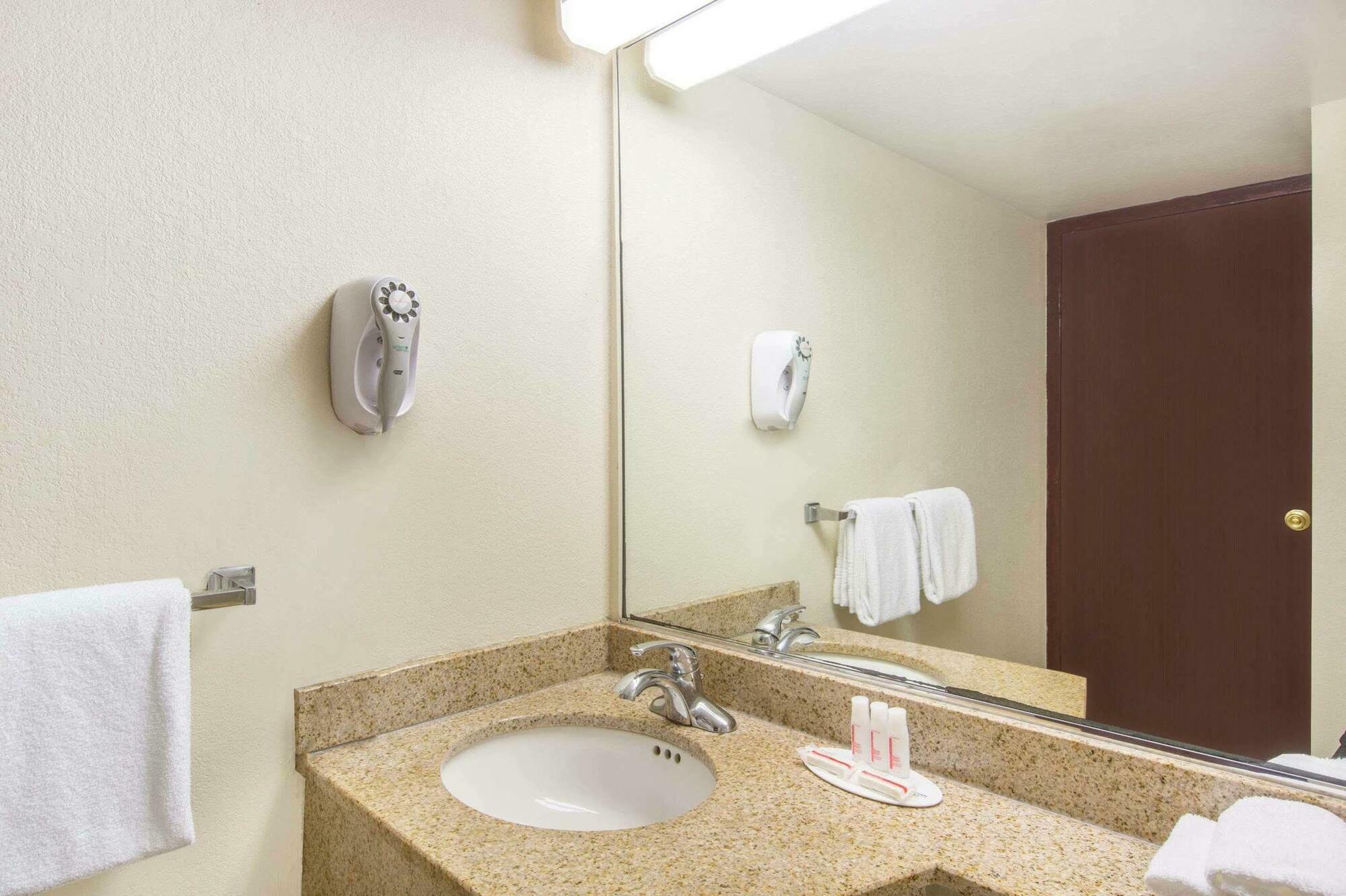 Howard Johnson By Wyndham Bartonsville/Poconos Area Exterior photo
